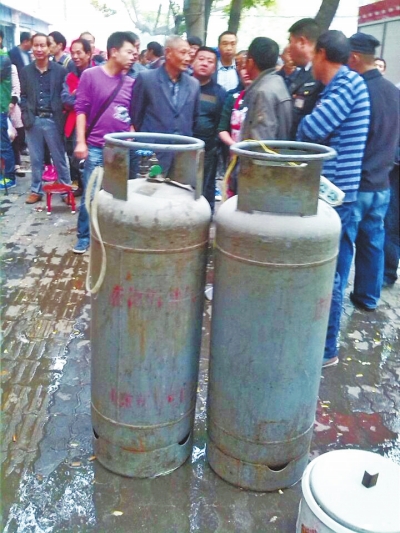 這兩個大塊頭沒事，眾人懸著的心平靜下來。