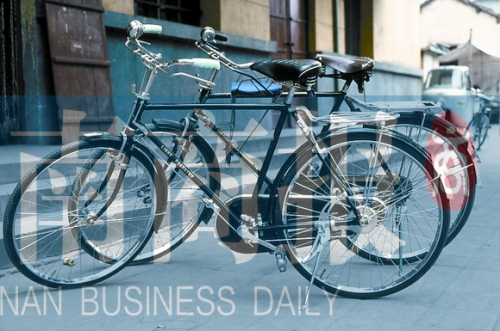 自行車是那時(shí)最時(shí)髦的交通工具，路邊清一色是“飛鴿牌”