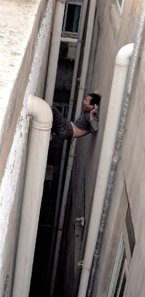 就在民警緊急施救時，他從兩樓之間摔下。