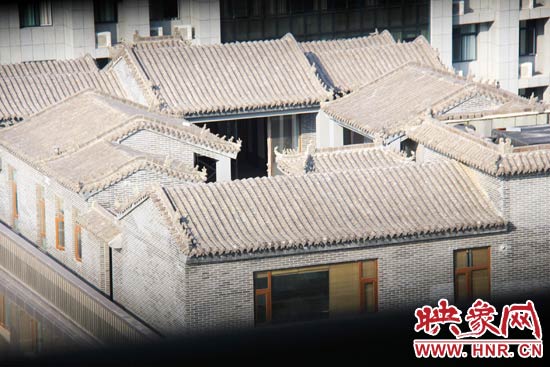 這座建筑里面的裝修奢華考究，門窗和吊頂均為紅木。