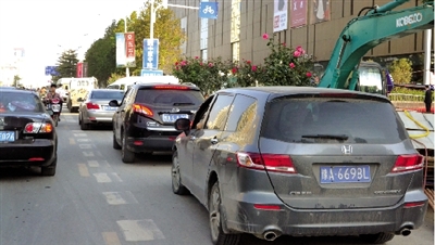 中原路華山路口，花壇擋了進入地下商場的車流