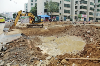 漢江路與行云路口，施工挖斷天然氣管道。