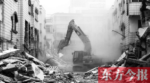 昨日，鄭州市棗莊社區(qū)拆遷現(xiàn)場，揚(yáng)塵漫天，附近居民叫苦不迭