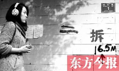 昨日，東方今報記者走訪農(nóng)業(yè)路沿線，看見“拆”字已上墻