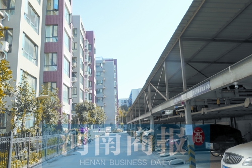 鄭州建設(shè)西路與工農(nóng)路交叉口西北角附近一小區(qū)內(nèi)，立體車庫已投入使用