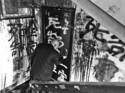 男子因鄰里糾紛凌晨上門(mén)噴漆堵鎖眼兒 被監(jiān)控拍下全程 男子因鄰里糾紛凌晨上門(mén)噴漆堵鎖眼兒 被監(jiān)控拍下全程