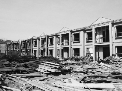 別墅群現(xiàn)場，工人正在施工，部分建筑已經(jīng)封頂。