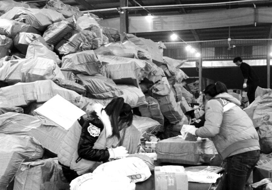 “雙十一”過后快遞業(yè)迎來投遞高峰，鄭州一家快遞公司網(wǎng)點(diǎn)內(nèi)，快遞堆積如山，分揀員24小時(shí)不間斷工作