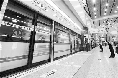 地鐵站內(nèi)電梯、車門處均貼有安全提示標(biāo)識(shí)。
