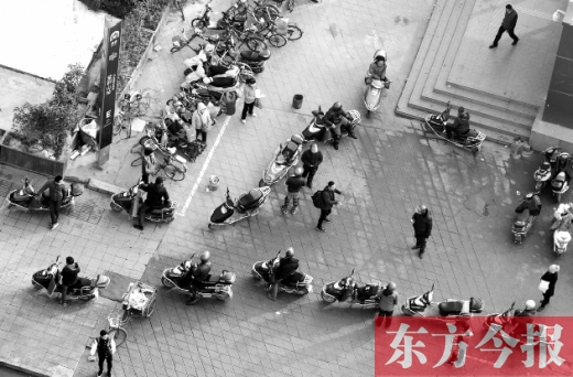 鄭州摩的成地鐵口“標(biāo)配” 鄭州摩的成地鐵口“標(biāo)配”