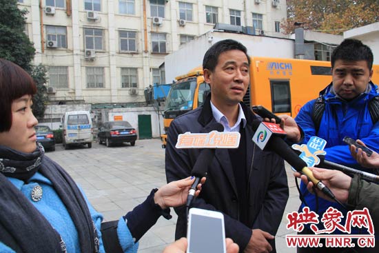 鄭州城市管理局行政執(zhí)法監(jiān)察支隊二大隊副大隊長杜陸水就“河南省人民會堂違法戶外廣告”一事，接受媒體采訪