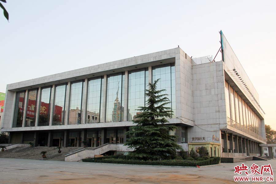 省人民會堂樓頂西側(cè)的廣告牌已經(jīng)全部拆除完畢，現(xiàn)場的施工人員和機(jī)械設(shè)備已經(jīng)全部撤離。