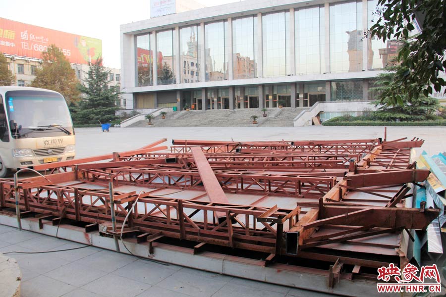 受天氣影響，拆除工作暫時(shí)中止。