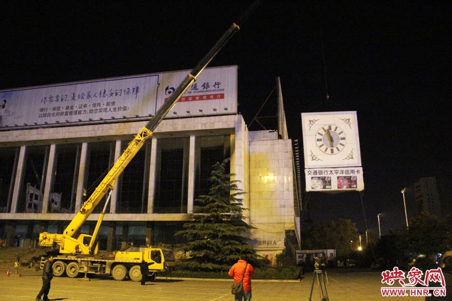 23點(diǎn)左右，位于樓頂東南角的第一塊牌被卸掉。