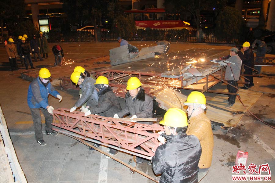 工人們揮動鐵錘，加快拆除進(jìn)度。