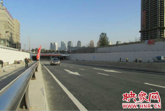 紅專(zhuān)路下穿中州大道隧道工程西起紅專(zhuān)路與姚寨路交叉口，東至紅專(zhuān)路與龍湖外環(huán)路交叉口。