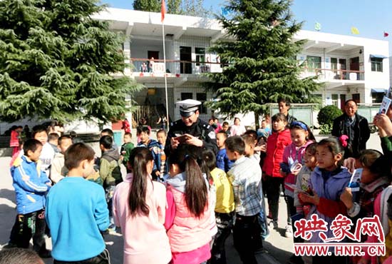 民警為學(xué)生傳授交通安全常識