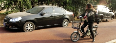 緊臨西三環(huán)一小區(qū)門(mén)口停的轎車(chē)，8輛車(chē)車(chē)胎被扎