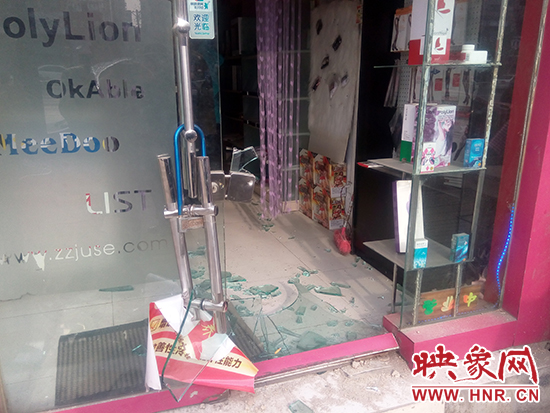 被砸的門(mén)店 被砸的門(mén)店