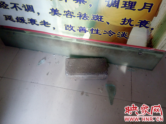 作案時(shí)用的磚頭 作案時(shí)用的磚頭