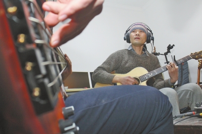 抱著吉他撥弄琴弦，子芙唱著自己的音樂。