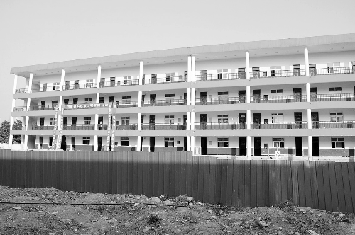 被平移的教學(xué)樓有四層，總重達(dá)6000多噸