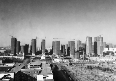 在鄭州市同一地點拍攝的照片，下為1月1日晴朗天氣，上為1月5日霧霾天氣。（拼接圖片）