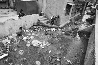 污水溝成了附近的孩子們放學后逗留的場所，十分令人擔憂。