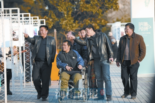 2009年9月15日，老鄰居們陪高新海游綠城廣場 井勇/供圖