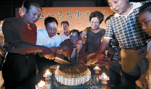 2008年9月14日，老鄰居們?yōu)楦咝潞Ｅe辦中秋賞月會 井勇/供圖