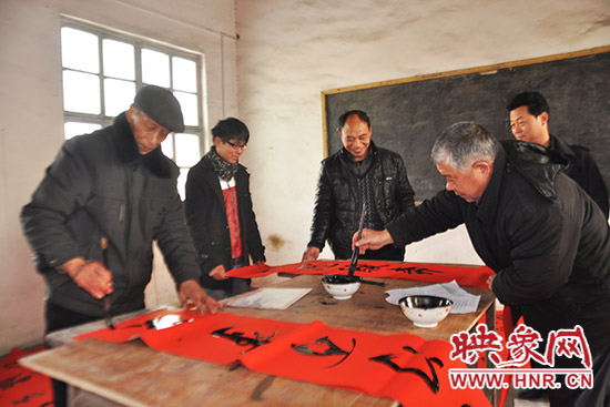 鞏義市魯莊鎮(zhèn)農(nóng)民書(shū)法愛(ài)好者正在寫(xiě)春聯(lián)。