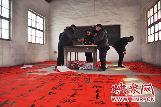 目前已經(jīng)書(shū)寫(xiě)了超過(guò)一萬(wàn)幅春聯(lián)。