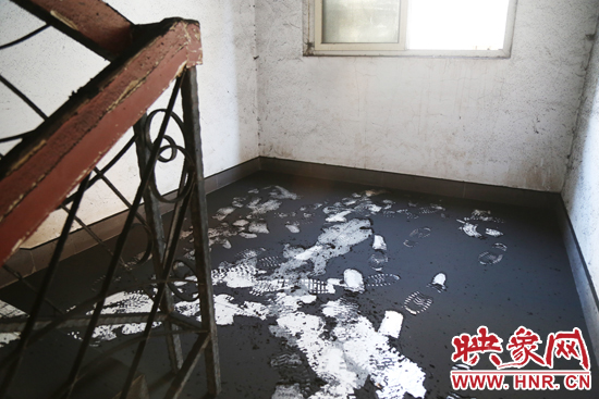 一樓到六樓的樓道內(nèi)都是黑色的煙塵。