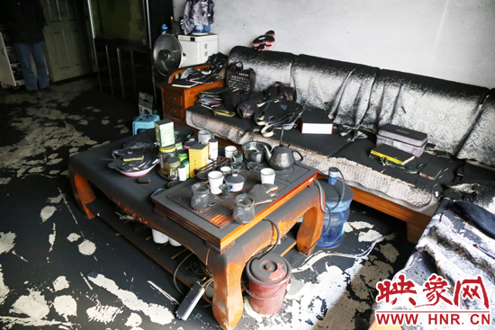 一樓住戶的家中到處都是黑煙灰兒，無法居住。