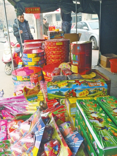 　鞭炮攤兒主售賣的煙花爆竹種類齊全。