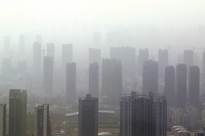 霧霾治理，任重道遠(yuǎn)。記者 洪波攝