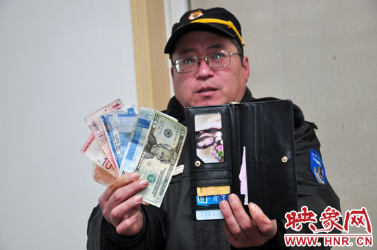 經(jīng)過上網(wǎng)查詢，巡防隊員確認(rèn)這些外幣相當(dāng)于180多元人民幣。