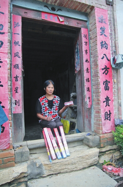 村民楊女士買來閃光雷、爆竹防衛(wèi)