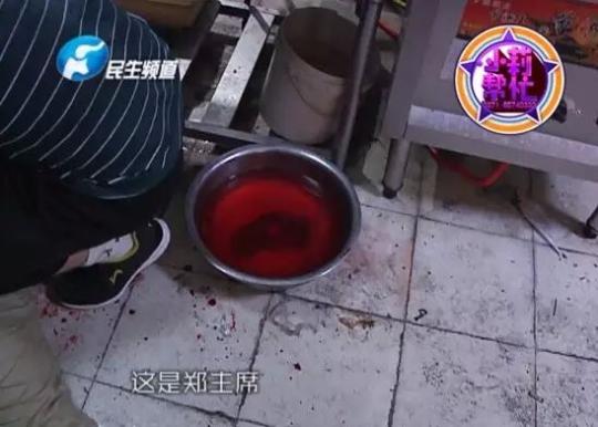 老板竟突然在廚房?jī)?nèi)割腕自殺!發(fā)現(xiàn)意外情況后，小莉趕緊對(duì)傷者進(jìn)行包扎，并撥打了120急救電話。