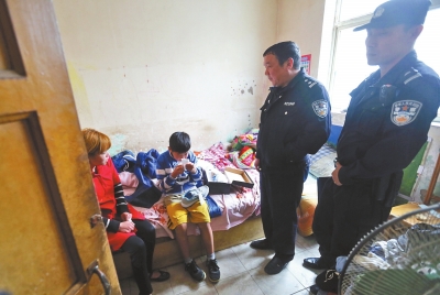 民警將小寶帶到他母親（紅衣女子）的住處，小寶拿出新鞋玩了起來。