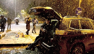 彈琴?gòu)椀绞种付紱](méi)知覺(jué)了，還在一首又一首地唱。