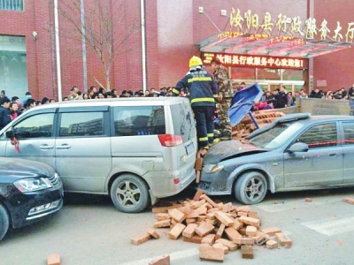 洛陽(yáng)拉磚三輪車失控連撞10余車 致2死2傷
