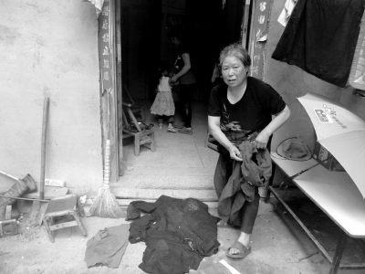 侯見志的母親拿出老伴受傷時穿的血衣。京華時報記者鄭羽佳攝