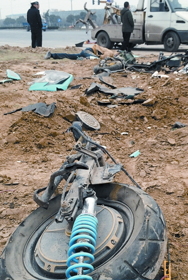 現(xiàn)場(chǎng)散落大量電動(dòng)車碎片，車輪已完全脫離車體，可見當(dāng)時(shí)車禍的慘烈程度