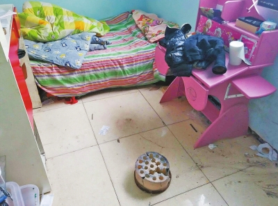 在理發(fā)店死者居住的臥室內(nèi)，地上放有一個(gè)大煤球。