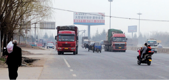 距離事故現(xiàn)場不遠(yuǎn)，仍有人騎電動(dòng)車帶著孩子橫穿馬路