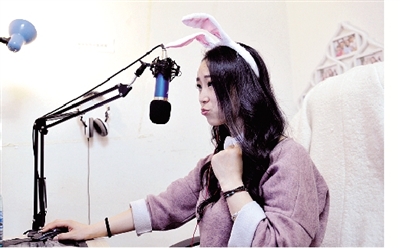 在一次直播中，小米戴上兔子頭飾，向網(wǎng)友賣萌