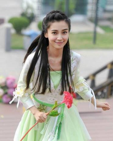 但是和倪妮站在一起，黑了一個(gè)色號，整個(gè)人都有點(diǎn)黯淡了。