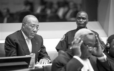 9月26日，荷蘭海牙，利比里亞前總統(tǒng)查爾斯·泰勒在法庭接受審判。