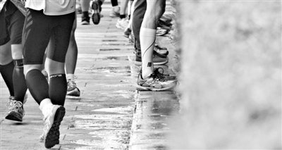 昨日，2013年北京馬拉松，因流動(dòng)廁所和公廁有限，很多選手都“就地解決”，地面上“水”流成河。